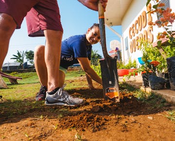 IVHQ Construction and Renovation volunteer in Costa Rica digging