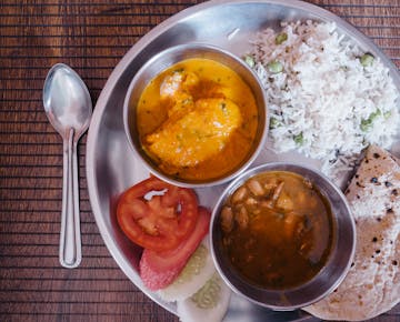 IVHQ volunteer lunch in India