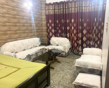 Volunteer bedroom in Delhi with IVHQ