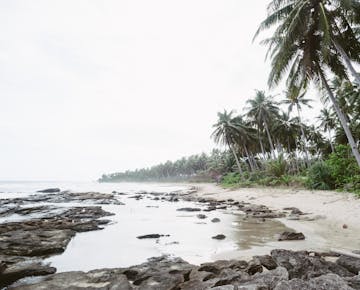 Exploring Palawan beach during an IVHQ weekend