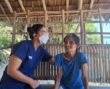 An IVHQ volunteer on healthcare mission in Philippines