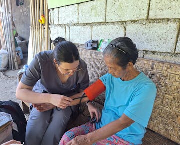 IVHQ volunteer looking after a patient at the Healthcare volunteer project in Philippines