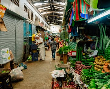 Looking at the Kandy Markets with IVHQ in Sri Lanka