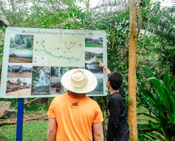IVHQ volunteers trek in Chiang Rai during an IVHQ weekend